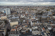 909014 Overzicht van de binnenstad van Utrecht, vanaf de Domtoren, uit het zuiden, met links de Stadhuisbrug met het ...